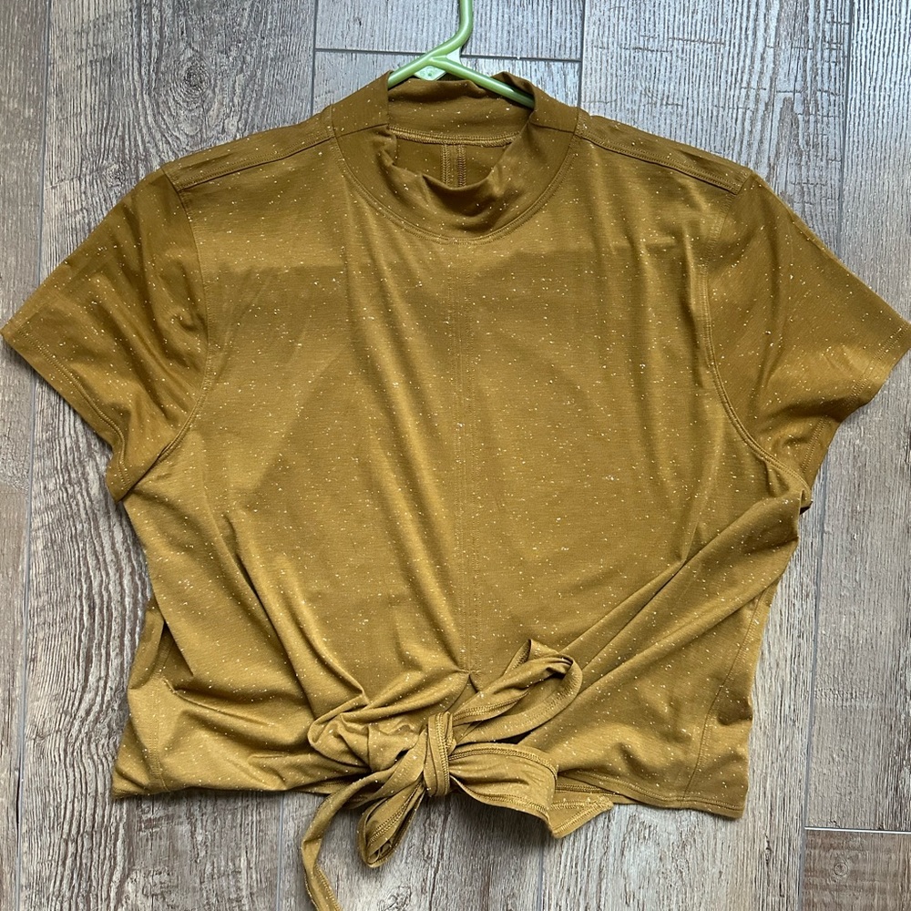 Lululemon tie t-shirt, size 6